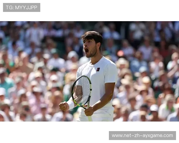 网球关键分上选手成功偷袭网前