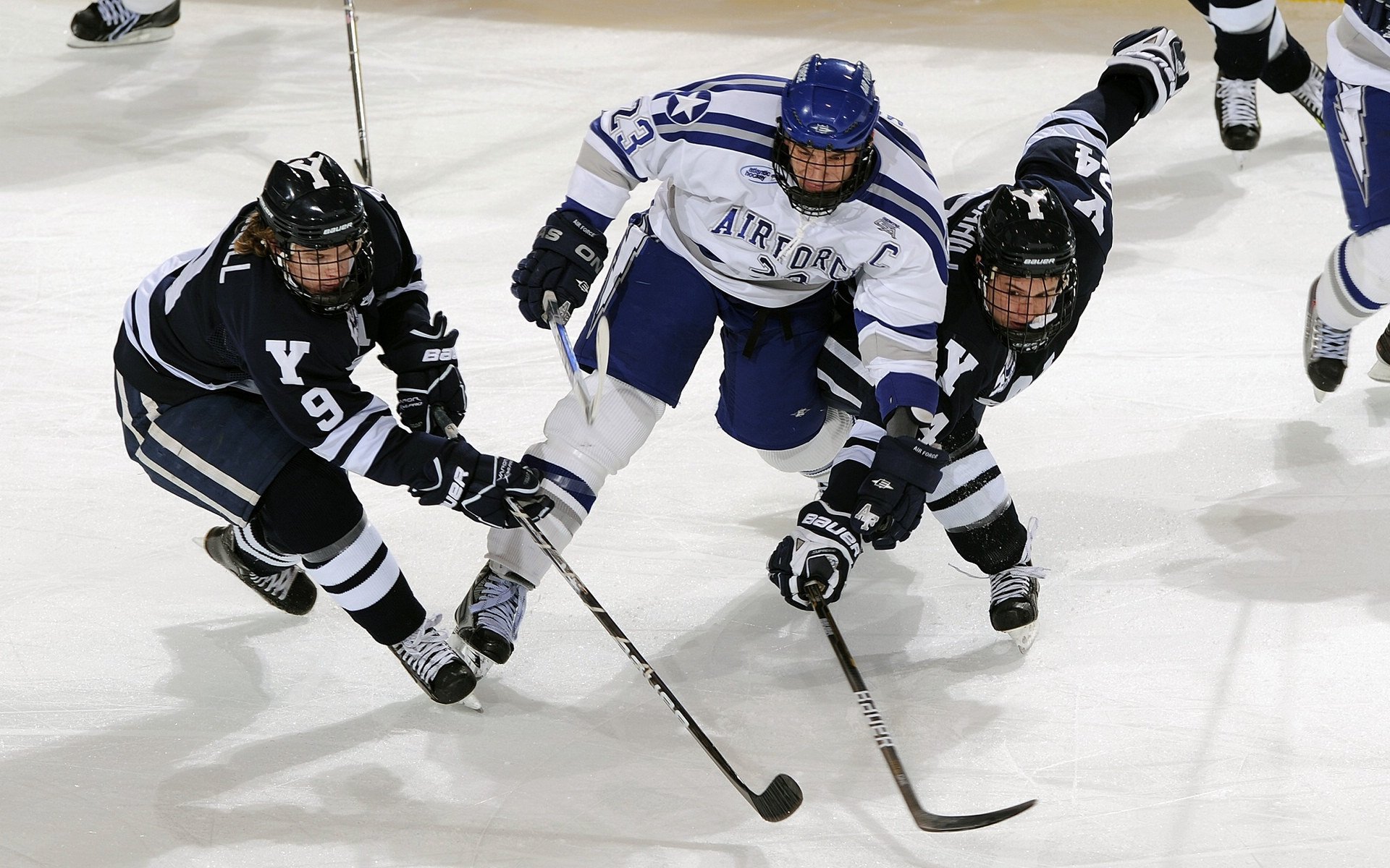 爱游戏官网-“伊万·戈梅斯的全能表现，帮助美洲狮队在全球橄榄球舞台崭露头角”